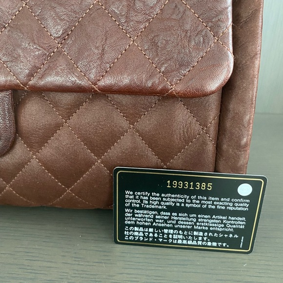 CHANEL Burgundy Shoulder Bag with Quilted Design and Chain Strap - Picture 6 of 13